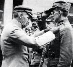 Józef Piłsudski odznaczył pilotów  z Eskadry Kościuszkowskiej orderami  Virtuti Militari