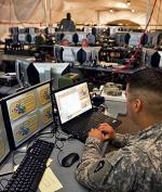Na ostatnim szczycie  w Lizbonie NATO uznało bezpieczeń-stwo cybernetyczne za jeden  ze swoich priorytetów.  Na zdjęciu żołnierz ćwiczący  w Camp Mabry (miasto Austin  w Teksasie)