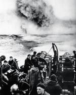 Załoga niszczyciela strzegącego konwoju zrzuca bomby głębinowe przeciwko niemieckiemu U-Bootowi  