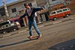 Ahmed Rezek,  pierwszy skater Gazy, czasem odważy się przejechać po ulicach, na których nie obowiązuje zbyt wiele reguł