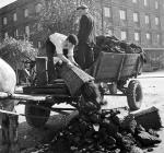 Lora z wagą na warszawskiej ulicy w 1958 roku.  Zawsze zastanawiałem się, jakim to cudem nie rozlecą się burty takiego wozu, na które napierało parę ton węgla?