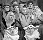 Barbara  Witek-Swinarska  jako zakonnica (u dołu)  w spektaklu telewizyjnym „Proces  Joanny d'Arc”  Anny Seghers, który sama tłumaczyła, reżyserowanym przez jej męża Konrada