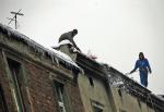 Dachy mogą odśnieżać osoby z uprawnieniami do prac na wysokościach