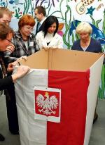 Przed wyborami do parlamentu PO powinna znaleźć inny  niż straszenie PiS pomysł na kampanię – uważa Artur Wołek.  Na zdjęciu poprzednie wybory do Sejmu w 2007 r. 