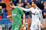 Jerzy Dudek pocieszany przez Cristiano Ronaldo