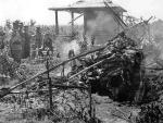 *Działki na Rakowcu, lipiec 1931 roku. Płonie samolot, w którego szczątkach zginął por. Witold Wiese