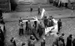 Demonstranci niosą ciało 18-letniego Zbigniewa Godlewskiego – robotnika z Elbląga, który dopiero od miesiąca był gdyńskim stoczniowcem – zabitego w Gdyni podczas czarnego czwartku, 17 grudnia 1970 r. O tym wydarzeniu mówią słowa „Ballady o Janku Wiśniewskim”