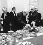 Spychalski, Gomułka i Cyrankiewicz raczą się smakołykami na przyjęciu w URM 22 lipca 1970 roku  (zdjęcie zatrzymane w PRL przez cenzurę)