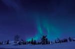 Widowiskowa zorza polarna  to zjawisko,  które zimą przyciąga turystów  do Laponii