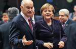 Niemcy, których kanclerzem jest Angela Merkel, to główny rozgrywający w kryzysie strefy euro. Ten prestiżowy klub państw przeżywa największe załamanie od czasu powstania. Zapaść zaczęła się od Grecji, gdzie rządem kieruje Jeorios Papandreu (z lewej) 