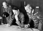 Adolf Hitler z generałami Walterem von Brauchitschem i Franzem Halderem (z prawej). 1941 r.