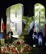 Szef komisji zakładowej Stoczni Gdynia Dariusz Adamski apelował do protestujących, tłumacząc,  że gdyński pomnik ofiar jest miejscem na modlitwę,  a nie na manifestację