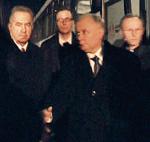 IPN chce uznać za kłamcę lustracyjnego Tomasza Turowskiego. Na zdjęciu (pierwszy  z lewej)  z Jarosławem Kaczyńskim w Smoleńsku 10 kwietnia