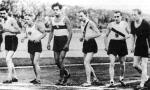 Najlepsi biegacze świata Fin Paavo Nurmi (pierwszy z prawej) i Janusz Kusociński (obok) na bieżni stadionu Legii w roku 1931