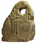Gliniane naczynia i fragment kamiennnej steli z wyrytą siedzącą postacią ludzką, prawdopodobnie władcy lub bóstwa