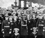 Wilhelm II w otoczeniu marynarzy 