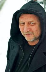 Andrzej Grabowski (ur. 1952), członek eksperymentalnego zespołu MW2, w telewizji zagrał w „Bożej podszewce” i „Pitbullu”