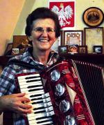 Rosita Jejer, córka polskiego emigranta z Kolonii Wanda, kolęduje z akordeonem odziedziczonym po ojcu
