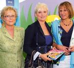 Konferencja fundacji Orange w 2009 r. Od  prawej: prezes Jadwiga Czartoryska, ambasadorka akcji „Telefon do mamy” Katarzyna Figura  i dyr. szpitala Małgorzata Stachurska- -Turos 
