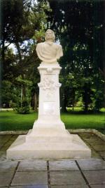 Pomnik Mickiewicza w Drohobyczu, odnowiony w 1997 roku dzięki finansowemu wsparciu uczelni wyższych z Polski  