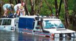 Niemieckich turystów powódź zaskoczyła, gdy  przekraczali samochodem terenowym potok Magela słynący  z dużej populacji krokodyli 