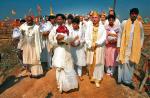 Maharadża Toni Nader   (w złotym turbanie)  i rodzina zmarłego maharishiego Shiravasty, Allahabad