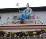  Brytania jako władczyni mórz, rzeźba na fasadzie pubu The Lamplighter w St. Helier na wyspie Jersey