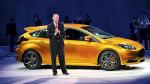 Alan Mulally, prezes Forda, przedstawia nowy model focusa ST (fot. Stan Honda)
