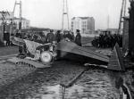 Szczątki  samolotu  amfibii PZL 12, który rozbił się 21 marca 1931 r.  na Ochocie u zbiegu ulic  Sękocińskiej i Kaliskiej.  W katastrofie zginął inż.  Zygmunt  Puławski