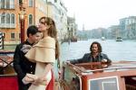 Jolie i Depp – zamiast grać – pełnią rolę modeli na weneckim wybiegu, prezentując konfekcję w stylu vintage