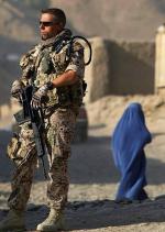 Niemiecki żołnierz podczas patrolu w afgańskim Fajzabadzie