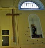 Zdjęta spod krzyża tablica wróci na boczną ścianę kaplicy Loretańskiej