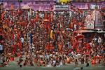 Na brzegu świętej rzeki Ganges aż pomarańczowo jest od strojów pielgrzymów