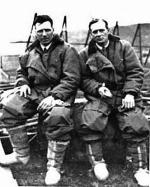 John Alcock i Arthur Whitten Brown w kombinezonach lotniczych