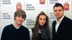 Uczniowie z LO im. J. Kuronia, którzy zagrali w filmach  edukacyjnych: Filip Skomorucha (od lewej),  Paulina  Brzezińska i Mateusz  Zawistowski