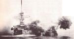 HMS „Canopus” prowadzi ogień z dział 305 mm