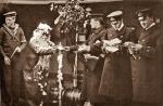 Rozdawanie kartek świątecznych na brytyjskim okręcie, grudzień 1914 r.