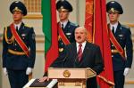 Aleksander Łukaszenko składał przysięgę, trzymając dłoń na białoruskiej konstytucji