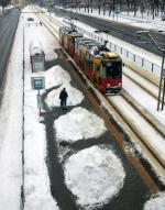 Tramwaj 105Na  w al. Niepodległości. Takie wiekowe pojazdy ustępują miejsca  nowym szynowcom Swing. Starą „105” można kupić w Tramwajach Warszawskich i np. ustawić na działce obok altanki