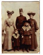 Franciszek Konopasek (1863 – 1910, kapelmistrz wojskowy) wraz z rodziną. Zbiory Wincentego Jakubowskiego z Nysy, wnuka