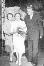 Państwo młodzi (Anna i Andrzej Stelmachowscy)  z matką żony Marią Mirkowską