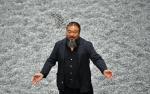 Ai Weiwei i jego praca  w londyńskim  Tate Modern  – 100 mln ręcznie malowanych porcelanowych nasion słonecznika .  (fot. Lennart Preiss)