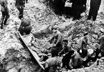 Katyń, wiosna 1943 roku – ekshumacja polskich oficerów, zamordowanych przez NKWD na polecenie Stalina (Reprodukcja: Jerzy Dudek)