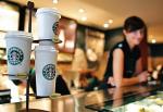 Starbucks zaoferuje kawę i herbatę w litrowych kubkach. Taka posłodzona porcja kawy to 230 kalorii. Bomba kaloryczna oferowana będzie na razie tylko w USA i wyłącznie w formie mrożonej. Zimne mniej tuczy?