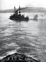 Alianckie okręty ostrzeliwują stanowiska Turków na Gallipoli 