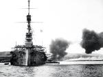 HMS „Cornwallis” ostrzeliwuje tureckie forty w Dardanelach