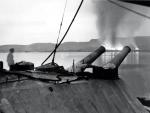 Płoną alianckie składy zaopatrzeniowe w zatoce Suvla – widok z pokładu HMS „Cornwallis” 