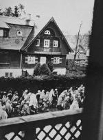 Marsz śmierci z obozu w Dachau do Wolfratshausen, kwiecień 1945 r.,  zdjęcie wykonane z okna domu jednej z wiosek, przez którą przechodzili więźniowie