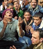 Setki mieszkańców Kairu modliło się wczoraj za ofiary ulicznych walk