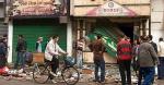 Egipcjanie przed obrabowanym sklepem z bronią myśliwską w Kairze 
